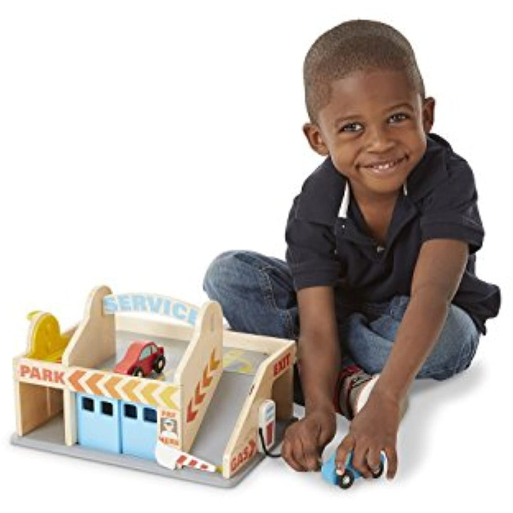 Melissa & Doug Magnetic Car Loader Wooden Toy Set with 4 Cars and 1 Semi-Trailer Truck Service Station Parking Garage with 2 Wooden Cars and Drive-Thru Car Wash